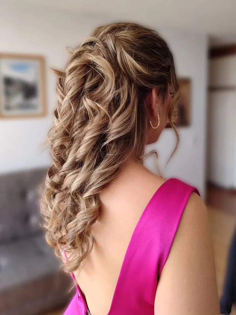 Semirecogido con ondas para evento