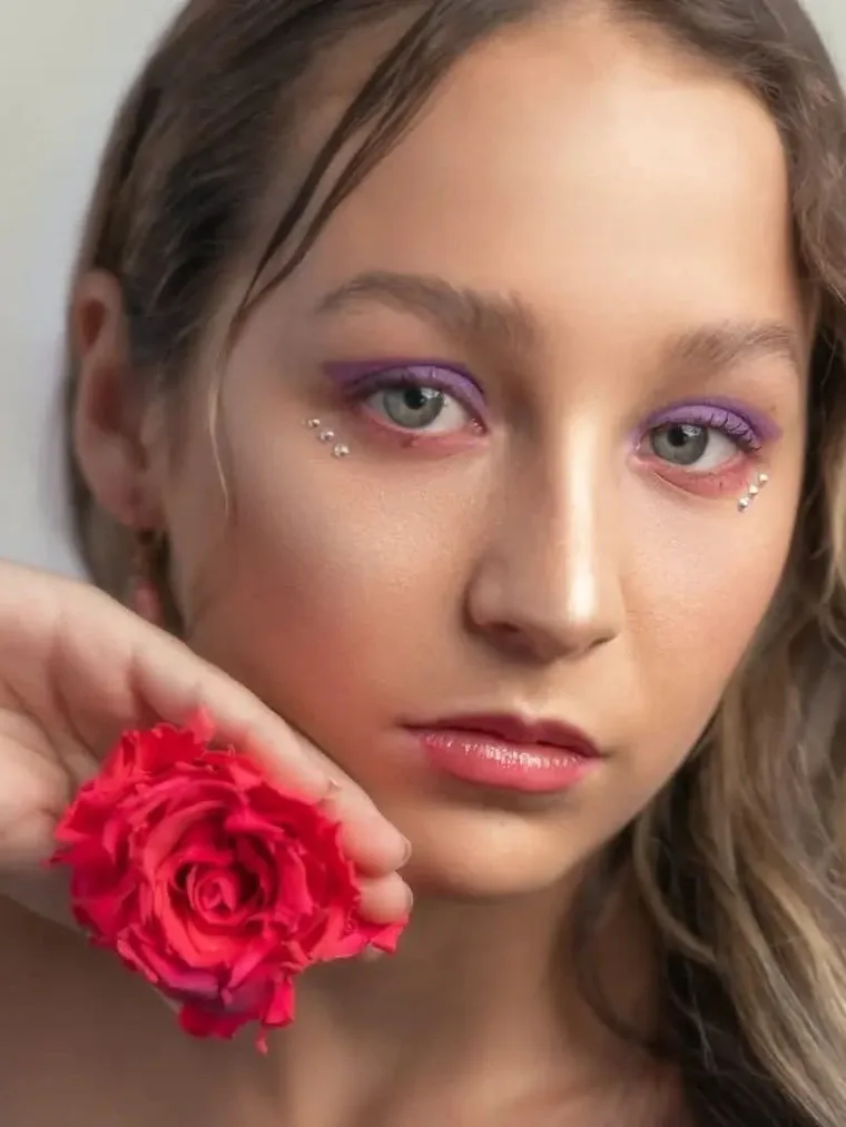 Maquillaje editorial con delineado de color